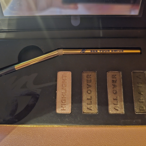 Tyra Beauty Smoky Smize - Picture 2 of 2